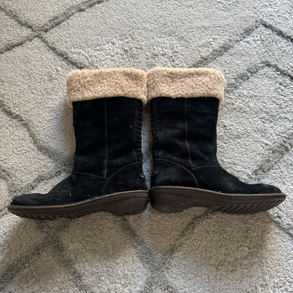 UGG AUSTRALIA KARYN CUFF SHEEPSKIN BOOT BLACK SUEDE WOOL WATER RESISTANT 9 - Picture 2 of 12